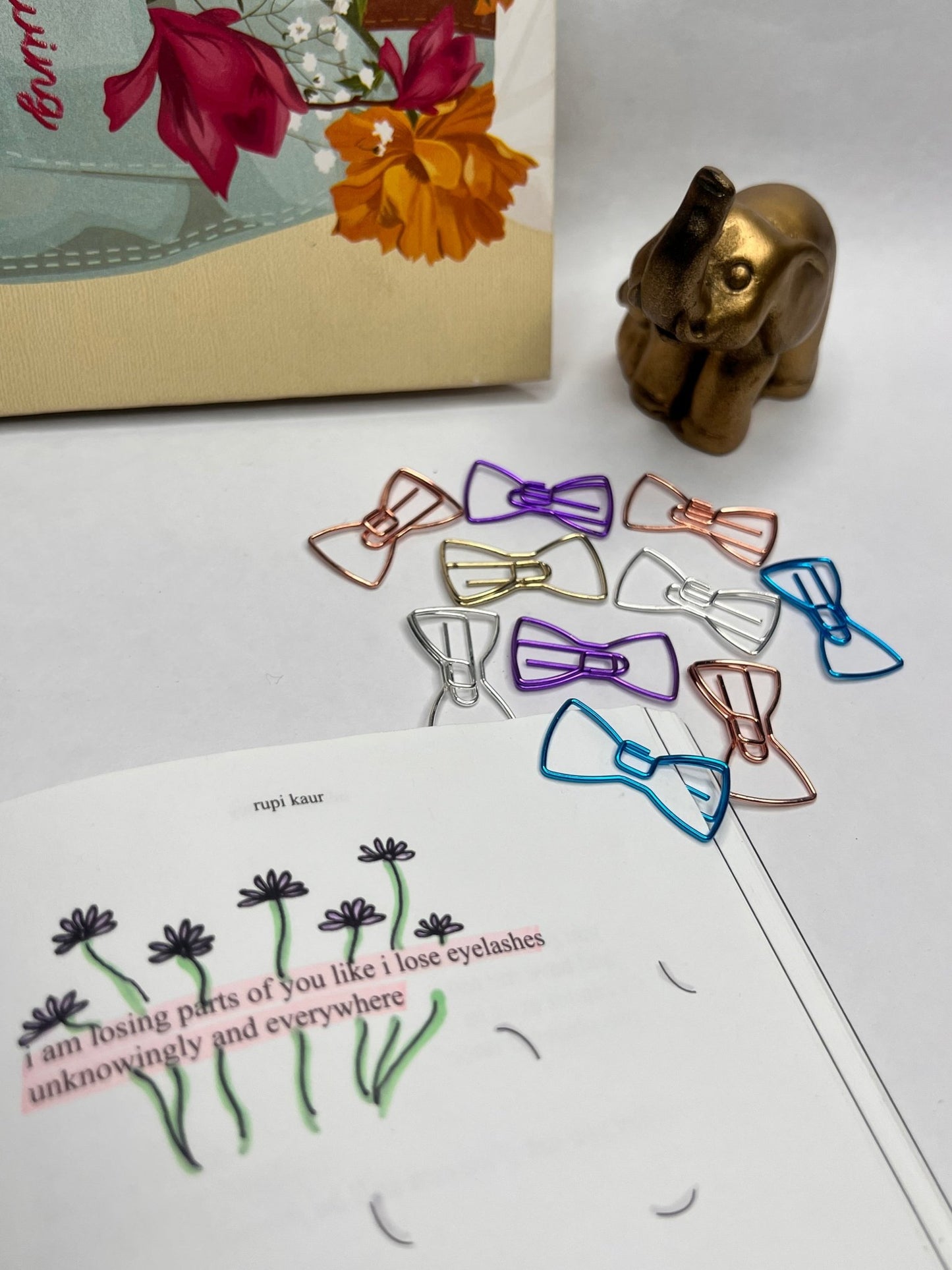Metal Paper clips with Multi Color, easy to Hold pages & do your work.